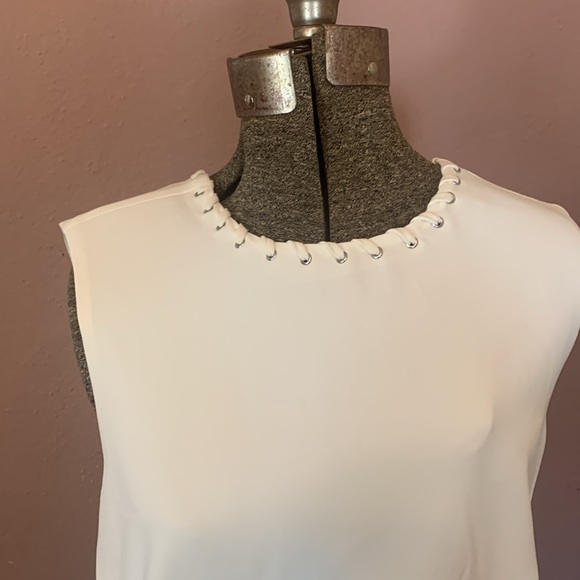 Ali and Jay White shift dress with rope detailing at the collar. Size: L - Picture 3 of 10